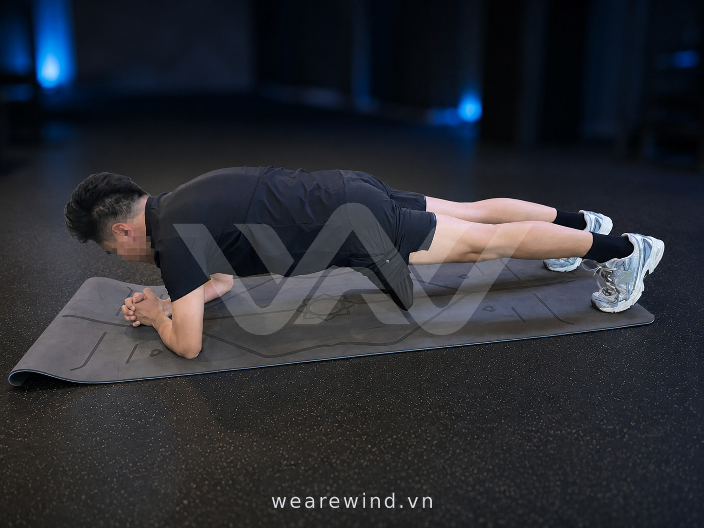 Người tập thực hiện bài plank